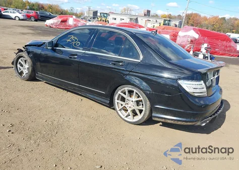 2011 Mercedes-Benz C 300 Luxury 4Matic/Sport 4Matic z USA, uszkodzony, nr VIN WDDGF8BB3BR160257